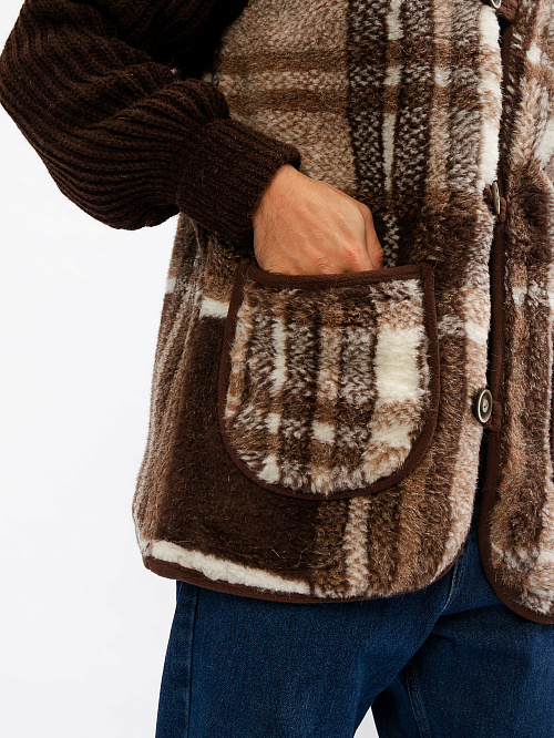 Жилет меховой из верблюжьей шерсти на пуговицах рис. Клетка 